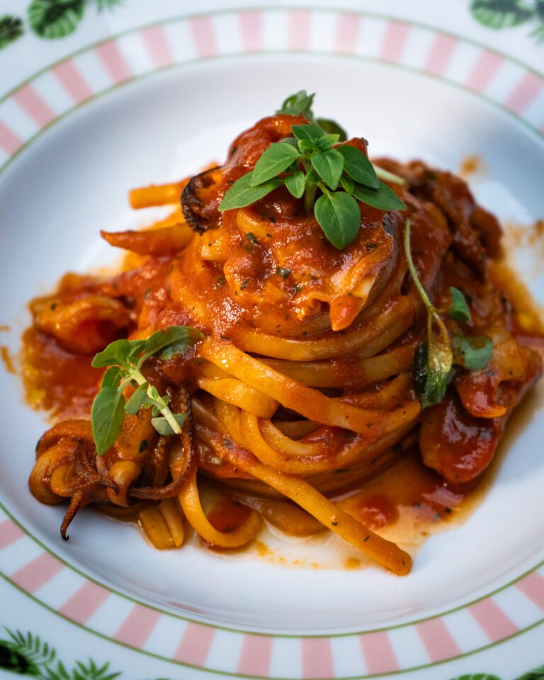 Quick service business lunch table with a spaghetti plate at La Jungle de Plein, Milan