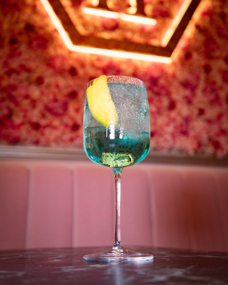cocktail with a slice of lemon on a table in La Jungle De Plein